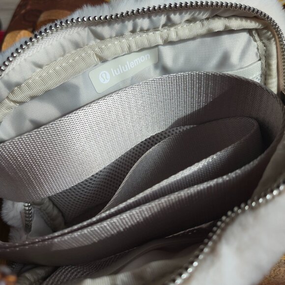 Lululemon everyday belt bag Plush Fleece in shade Bone/Gilbert- New with Tags - Picture 9 of 9